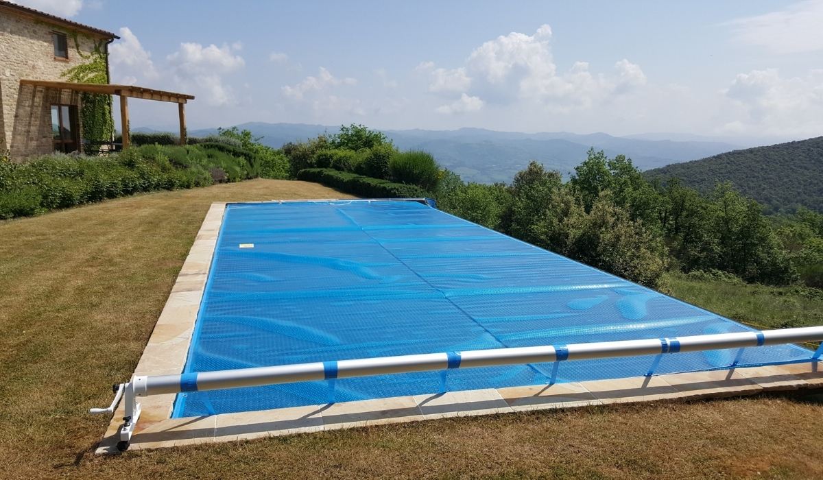 La scelta dipende dalla tipologia di vasca, dallo spazio disponibile e dal livello di protezione richiesto. Contatta Tecnoacque per valutare una copertura per piscina su misura a Perugia.