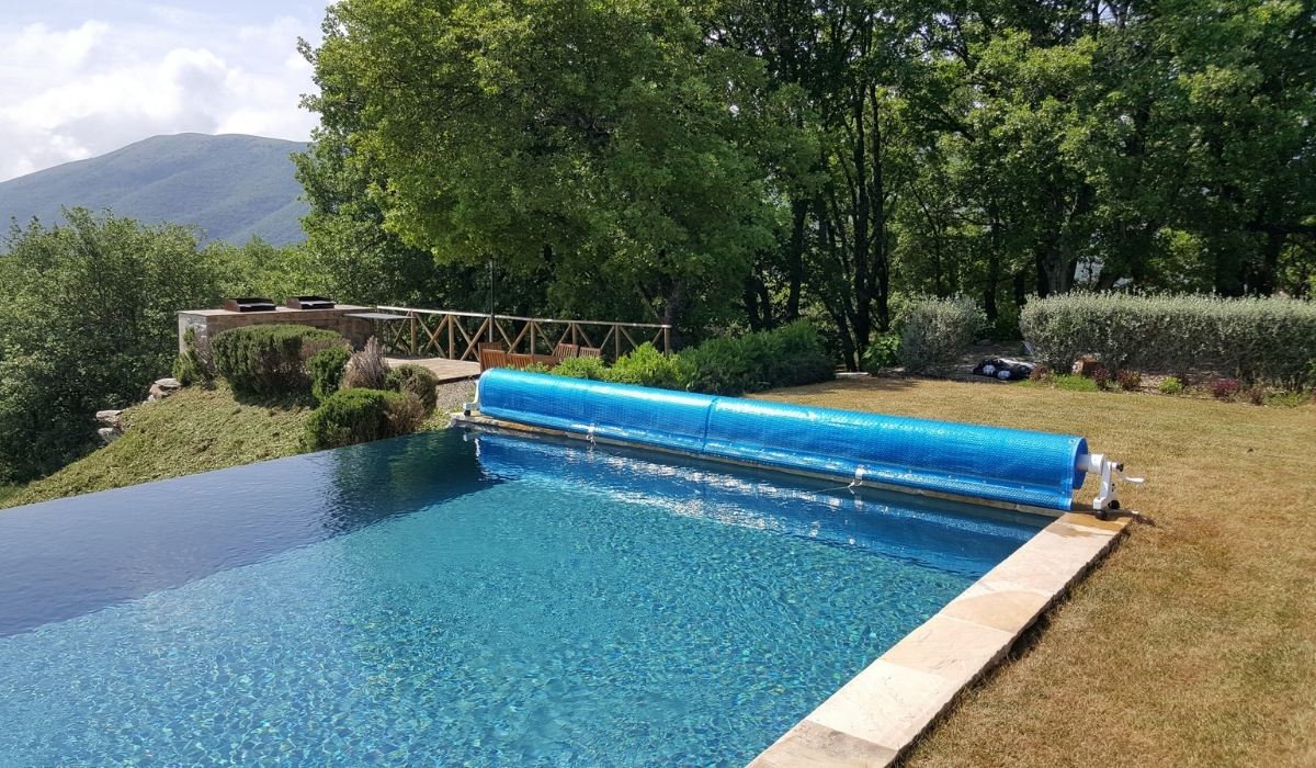 La scelta dipende dalla tipologia di vasca, dallo spazio disponibile e dal livello di protezione richiesto. Contatta Tecnoacque per valutare una copertura per piscina su misura a Perugia.