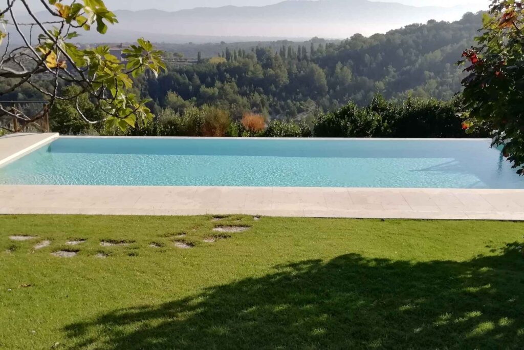 Piscina interrata in Umbria integrata nel giardino con solarium e bordo piscina (Copy)