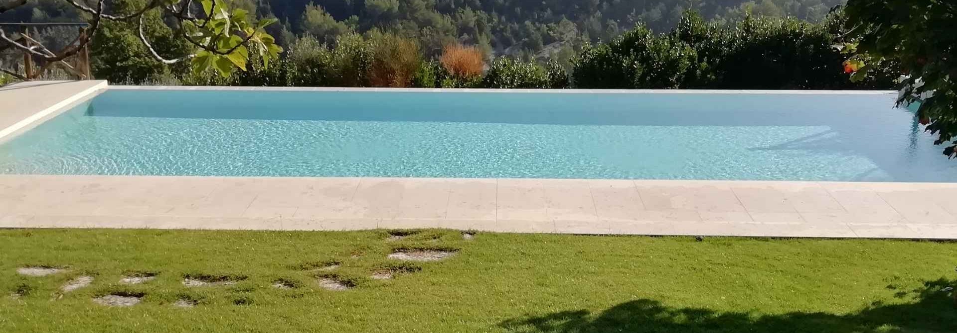 Piscina interrata in Umbria integrata nel giardino con solarium e bordo piscina (Copy) 2