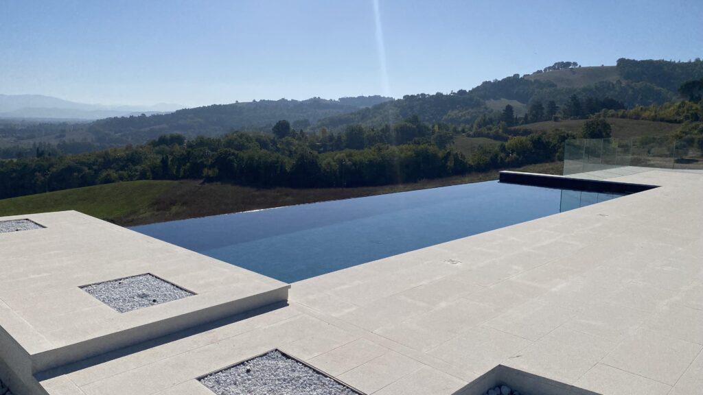 Piscina a sfioro con vista panoramica e bordo a filo in Umbria