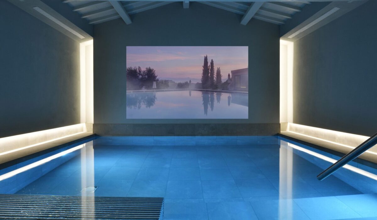 Area wellness in struttura ricettiva: vasca relax e zona benessere